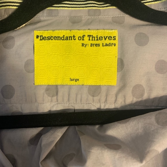 Descendent of Thieves Short Sleeve Shirt Large - Picture 2 of 2